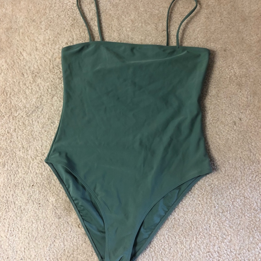 Forever 21 One Piece, L